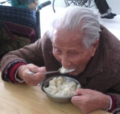 高血压不能吃饺子? 冬天吃这种馅料的饺子, 反而降血压