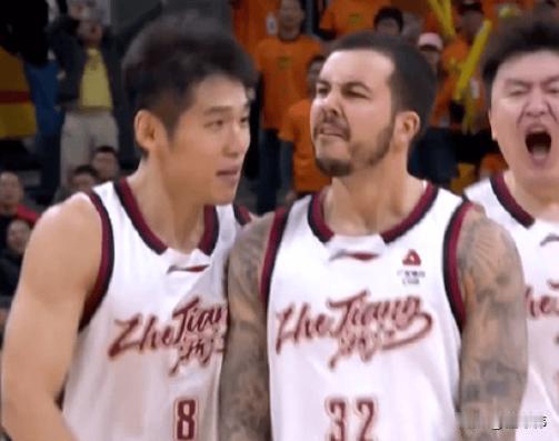 陆文博谈约克绝杀：“太牛了。”“他绝杀进了之后。”“我们所有人都非常