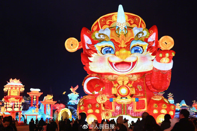 【收藏！#彩灯一亮年味就有了#】#彩灯已提前加入过年氛围组#近日，四川自贡、江