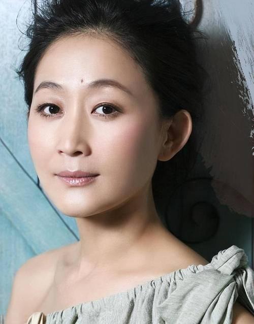 演员陈瑾说，1964年我生在济南的军人家庭。父亲是教授，常年在新疆，一年也回不