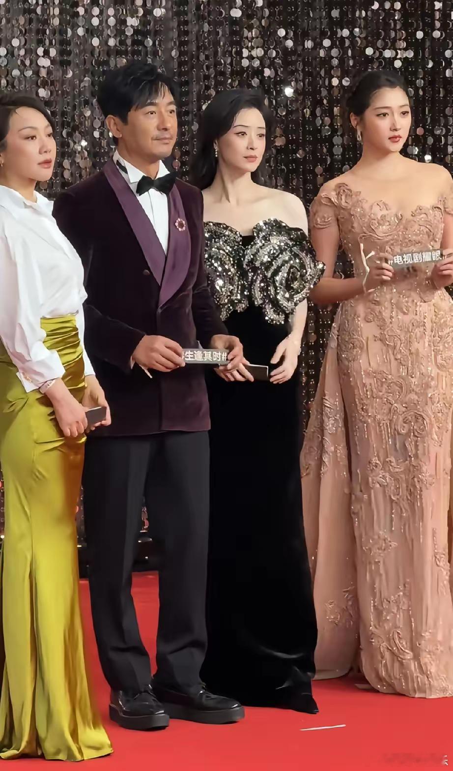 一开始我怀疑是礼服的问题，后来我怀疑是光线的问题，但是后面我真的不得不承认，蒋欣