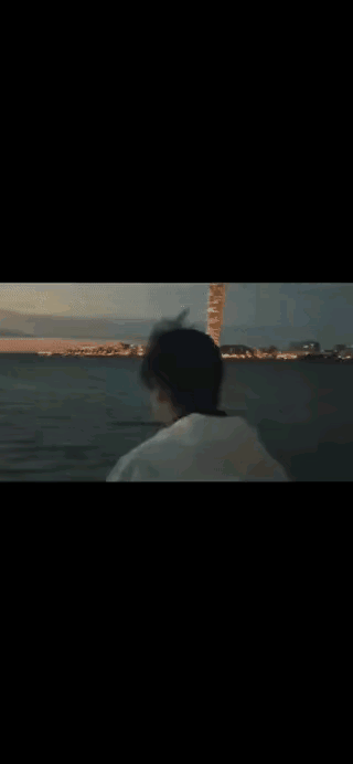 写给莎莎更新的动态！一一莎莎真的去看夕阳了夕阳燃烧着波涛，海风撩起莎莎的遐
