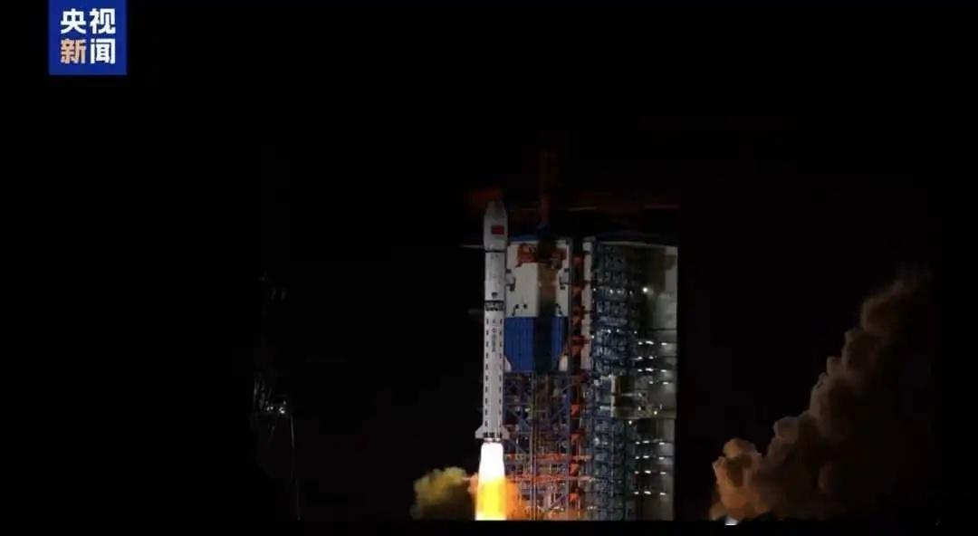 北京时间今天2时07分，长征二号丁运载火箭在西昌卫星发射中心点火升空，将卫星互联