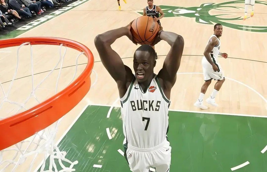 广东砸300万美元签场均4.6分的NBA水货？梅克年薪130万加60万转让费，这钱花得值不值球迷吵翻