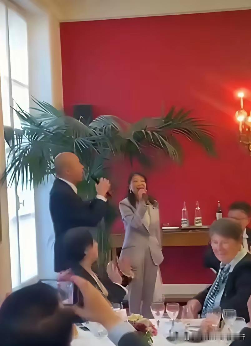 你看看台独分子有多贱，韩国瑜率团窜访法国时，和民进党“立委”林楚茵（梁文杰妻子