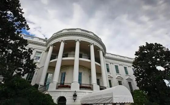 美国对伊拉克下了死手，叫停所有给伊拉克空运美元的航班，还把和伊拉克军方的安全合作