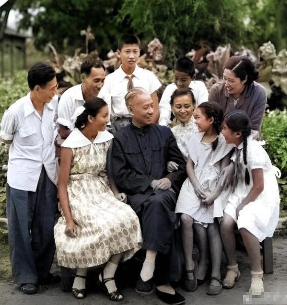这张老照片拍摄于1960年8月北戴河，是刘少奇难得的全家团聚合影，画面中心端坐的