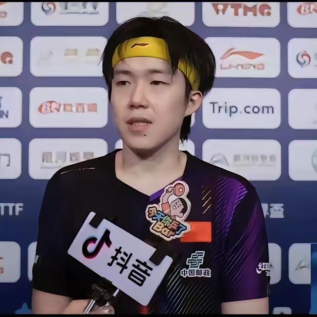 抖音这个女记者要火，采访王楚钦忘了边界感，边笑边说楚钦是“独苗”，没想到王