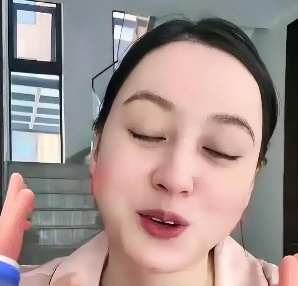 扒开唐艺的直播间，你会发现一个残酷真相：里面坐着的不是粉丝，而是被算法精准框选的