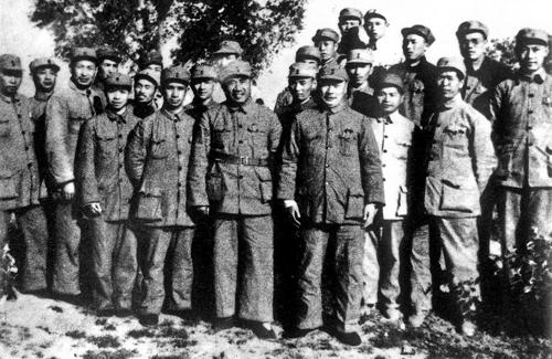 1948年粟裕拒绝渡江，毛主席思索良久后，有了换帅的想法，陈毅连忙表示：换谁？谁