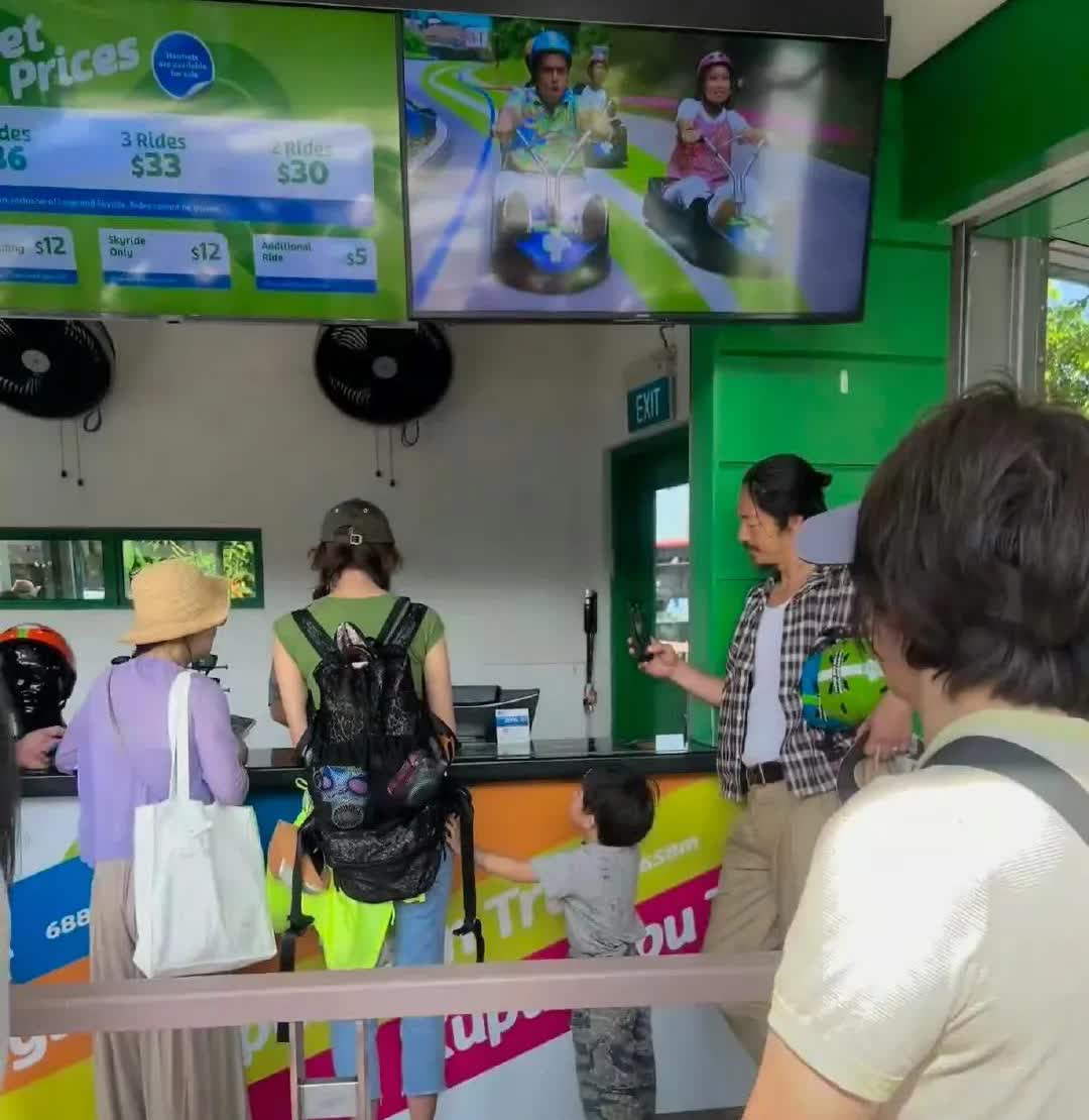 近日，有网友在新加坡偶遇林志玲和老公黑泽良平带着儿子一起旅游，三人在排队买票的间