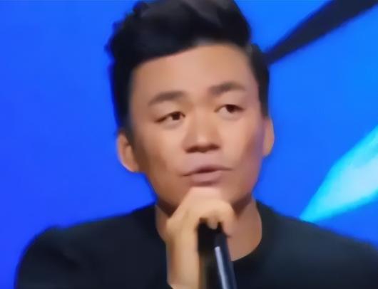 2015年，张大大指着王宝强说：“你信不信，我可以弄死你啊？给我老实点。”王宝强