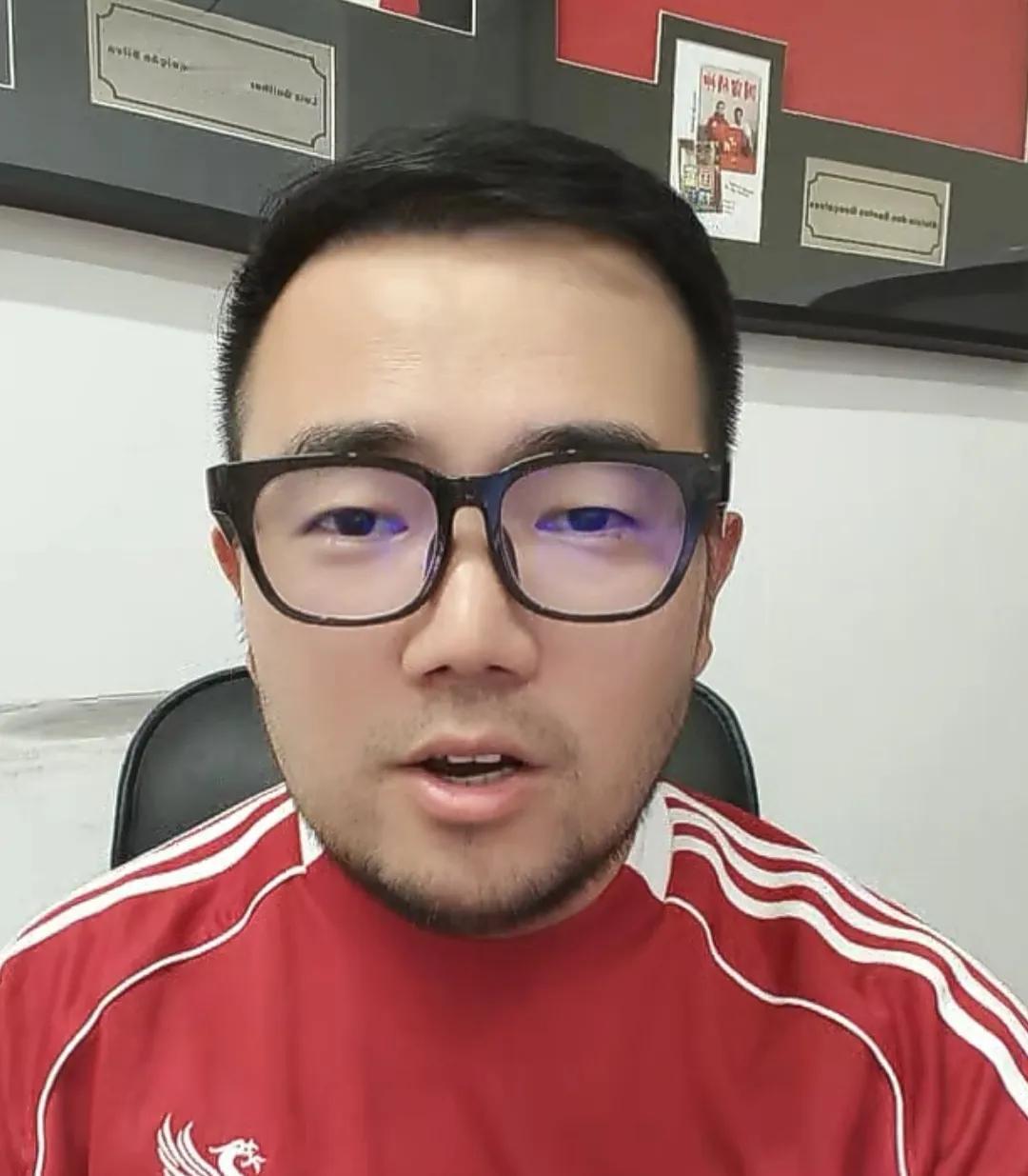 潘伟力在直播间爆了一个料。他表示，国足之所以与日韩差距越来越大，完全就是人的问