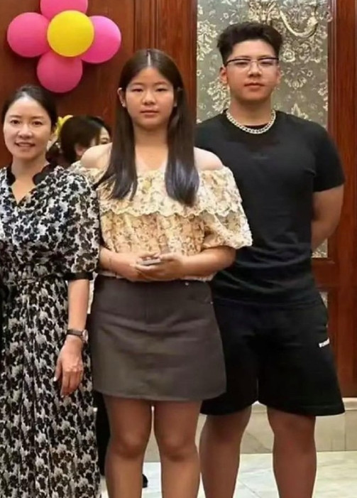 郭涛儿子石头又高又壮实，没想到石头妹妹也如此，看起来人高马大的。