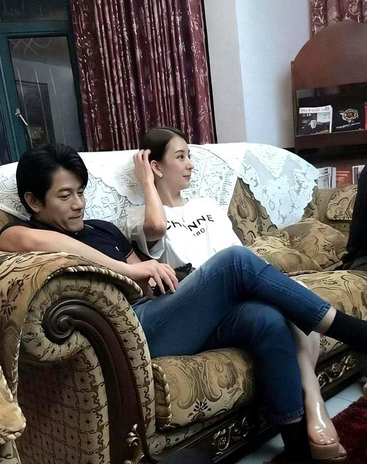 快60岁的郭富城瘫在自家沙发上，完全没了天王架子，那股疲惫又踏实的样子，反而比舞台上真实太多。很多人