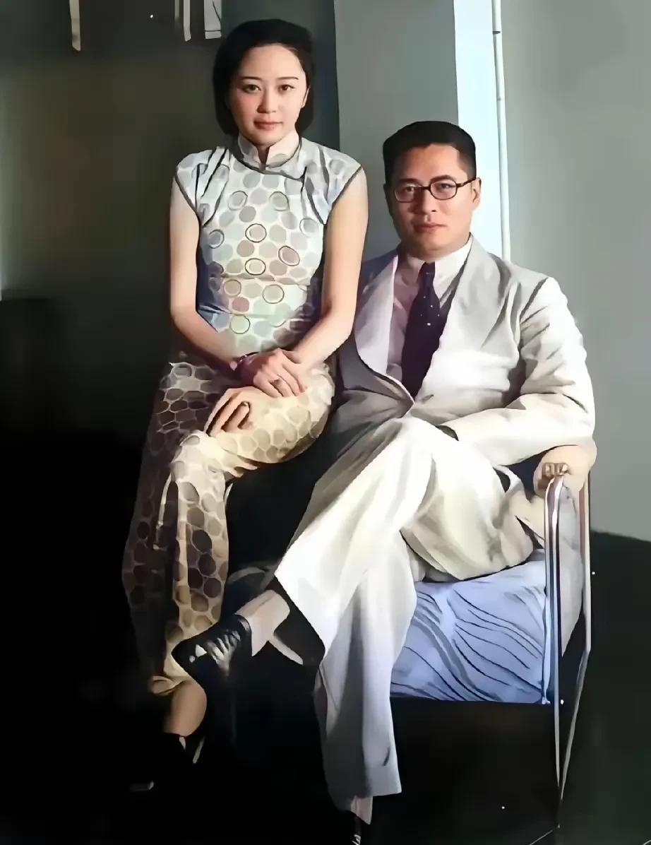 这是1930年，宋子文与夫人张乐怡的合影照。照片中的张乐怡一身旗袍，满脸端庄，