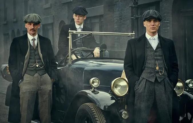 四名阿富汗少年，因模仿英国电视剧《浴血黑帮》装扮，被塔利班执法人员抓捕，称将对他