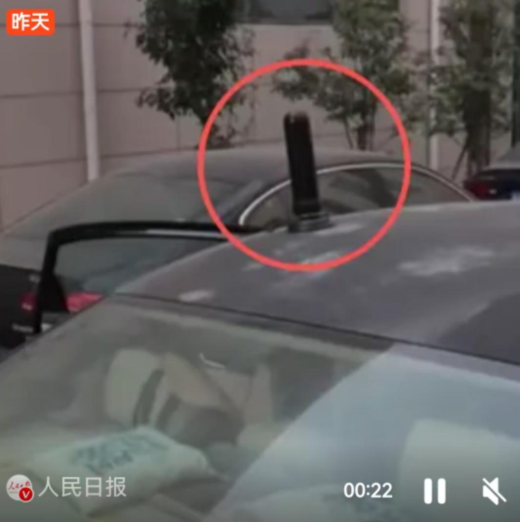 车顶竖根“天线”就能偷钱？山东警方端掉一窝“信号吸血鬼”，专盯老人机！如果你的