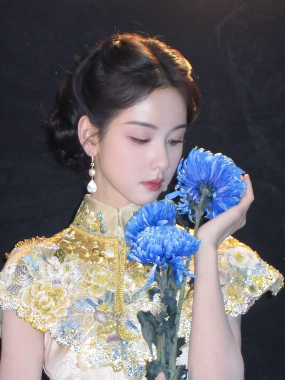 穿着非遗旗袍拍的ccd！太美了嘟儿…陈都灵穿着非遗旗袍拍的ccd陈都灵穿旗袍怎一