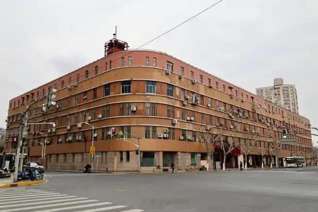 四川北路2131号淞沪血战在上海四川北路2131号，有一栋外形如同军舰的老建筑，
