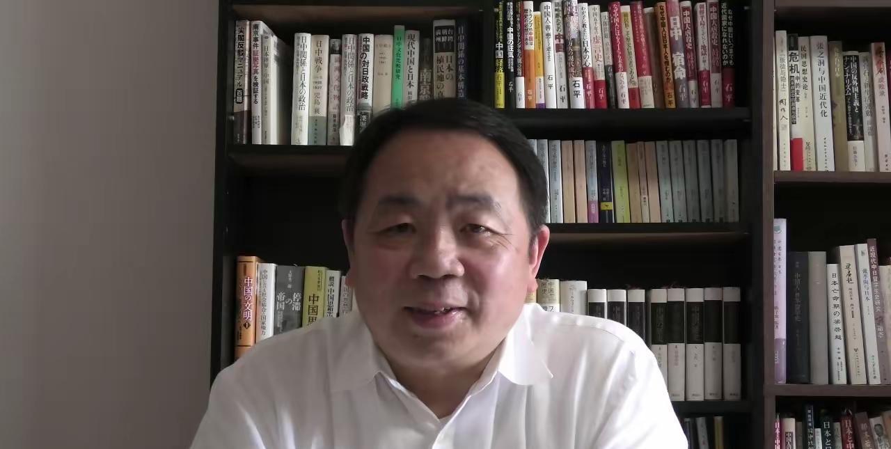 石平1962年出生在四川一个工人家庭，家庭虽不富裕，但是因为父母重视教育，石平在