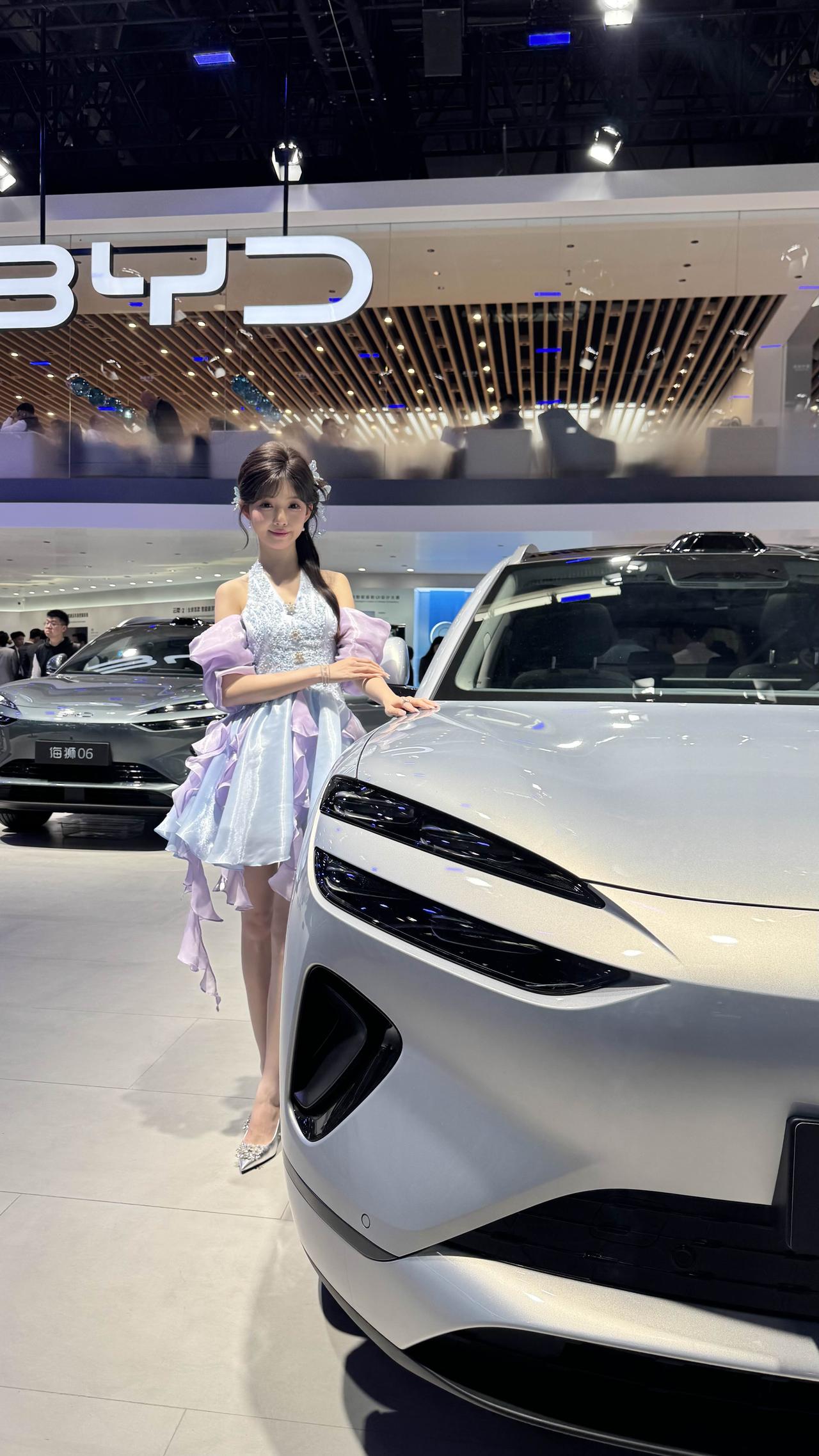 北京车展模特实拍，没拍几个，毕竟是媒体日，车模站台的比较少，明天我争取多拍点[大