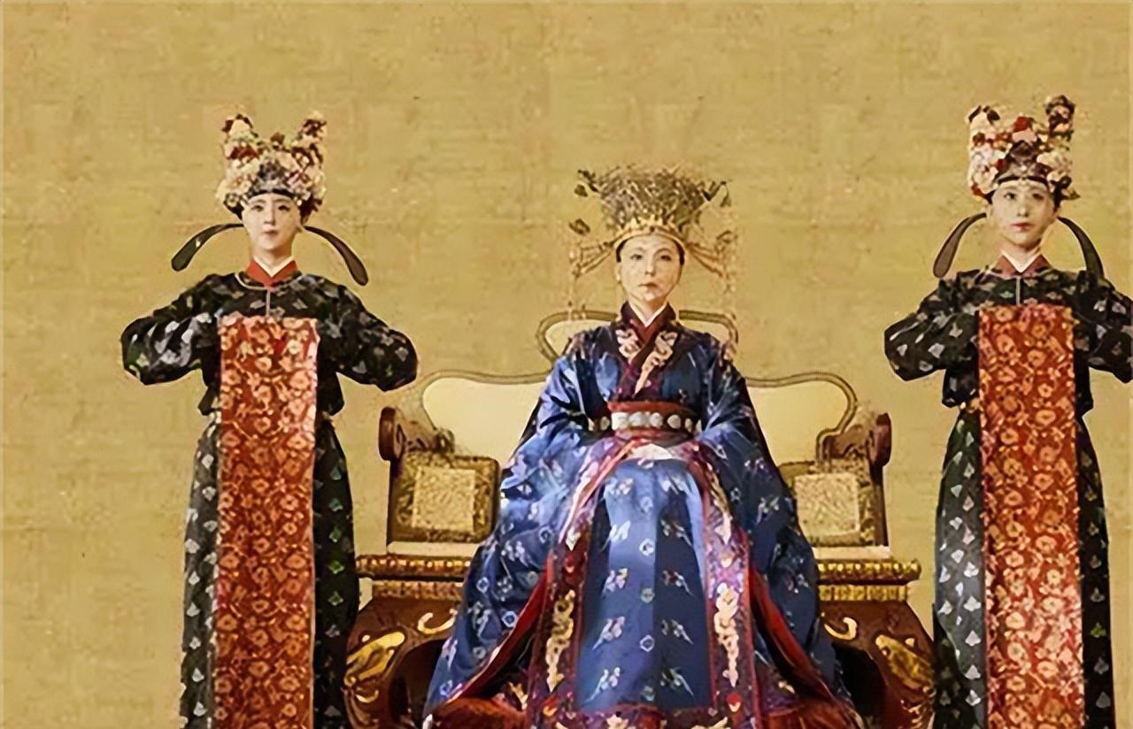 [作揖]深夜，曹皇后偶然发现宫里的草丛中有一对宫女和侍卫不检点，于是下令将其问斩