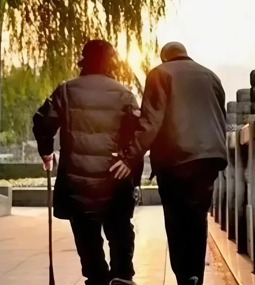 河南郑州，一男子在妻子出车祸离世后拿到465000元的赔偿款，不料，男子的岳父母
