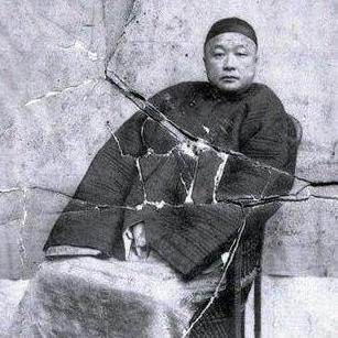 这一张差点被撕毁的照片，能保存下来殊为不易，要是没人在旁边特意做介绍，估计十有八