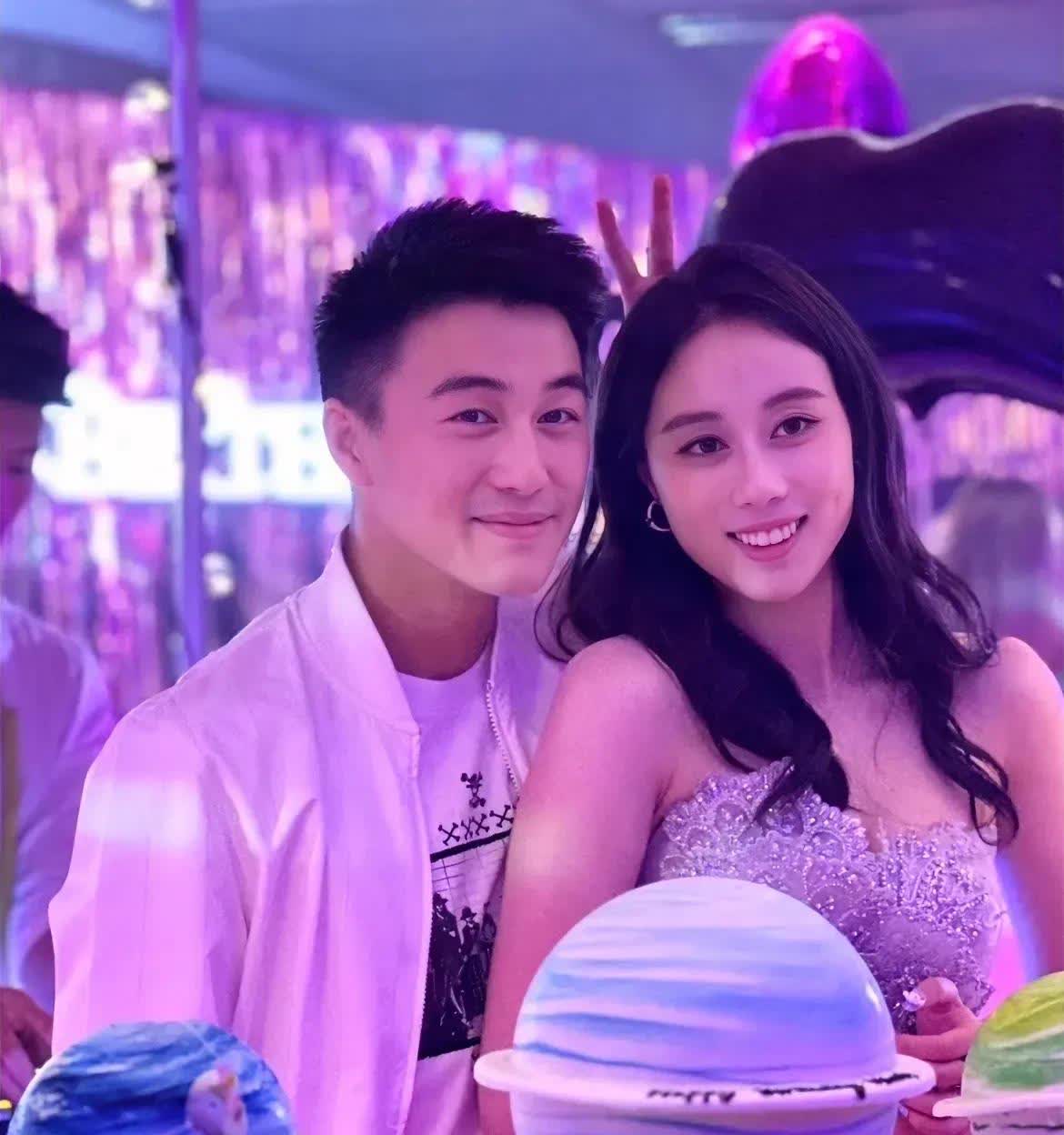 兄妹感情好是好事，可再亲也要有个界限。何猷君和何超欣小时候一起被绑架过，