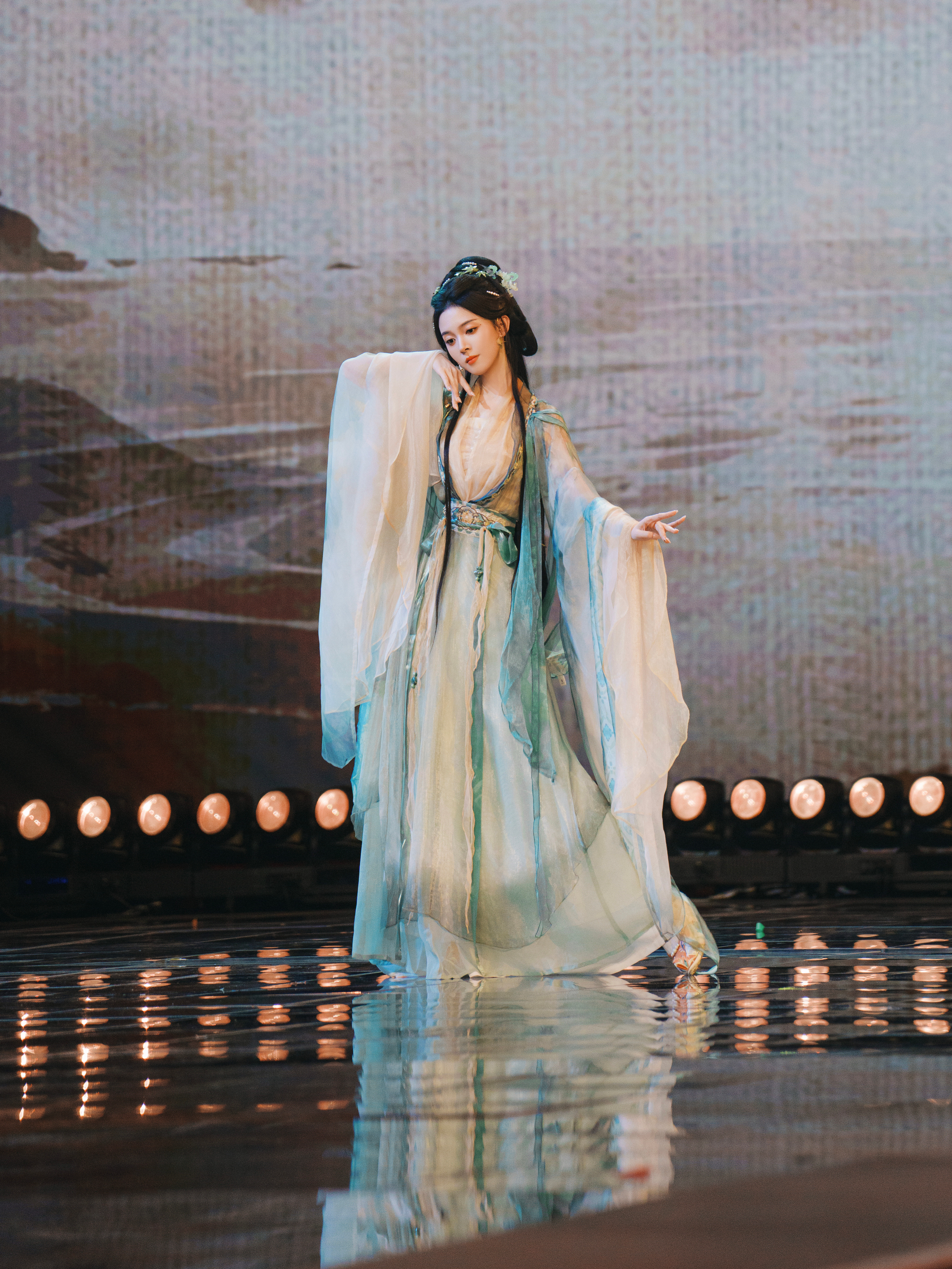 陈瑶衣袂翩跹如蝶舞，鬓边花影映春风，此间风骨，胜却人间无数。