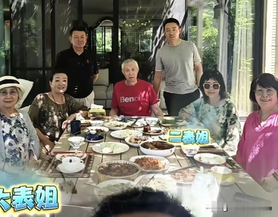 等你，等了这么久！兰姐，终于更新视频了！视频中，晒出了三张照片，照片中既没