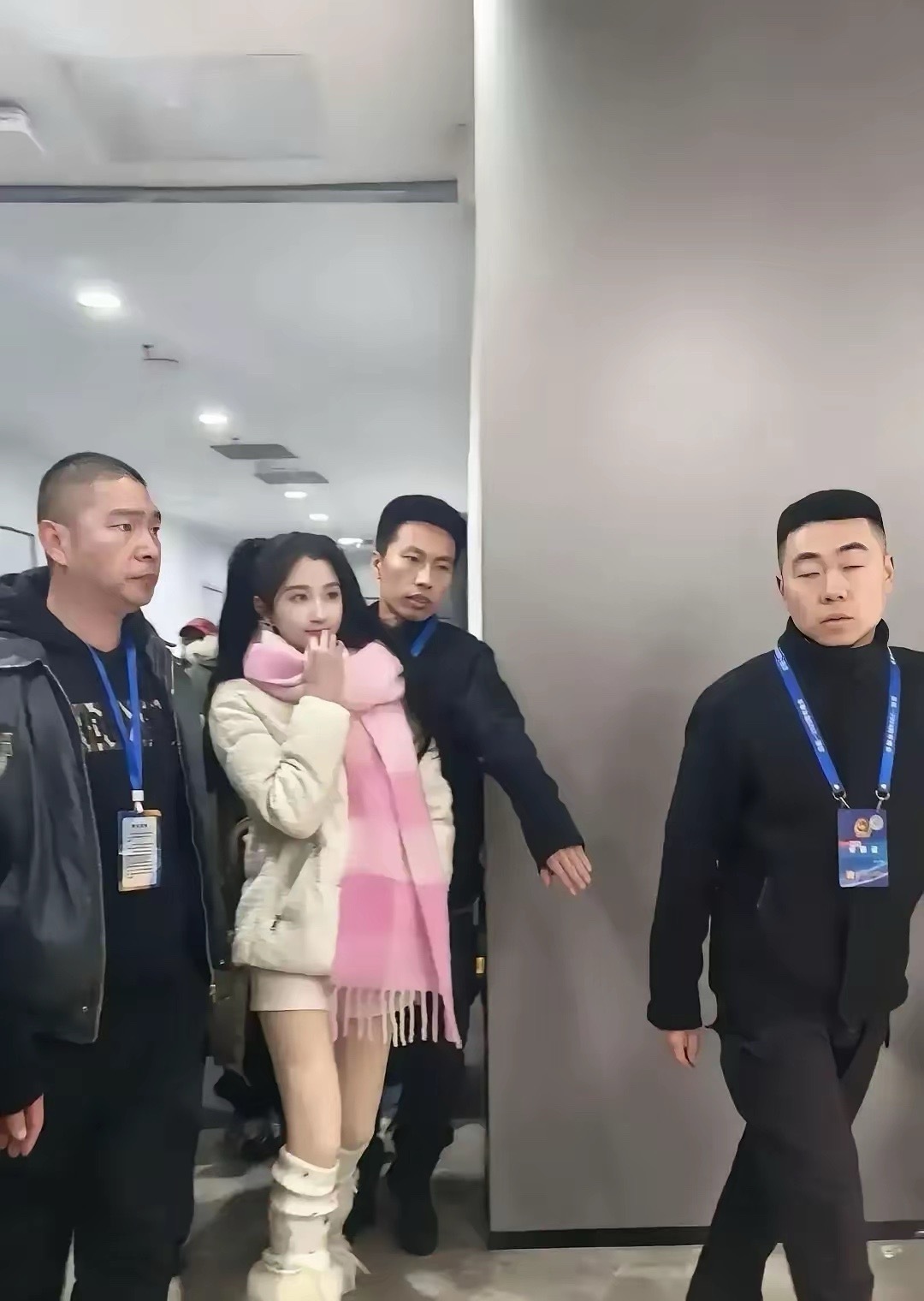 田曦薇在成都商场被路人抓拍，没滤镜没打光，一张脸干净得像刚洗完，直接冲上热搜。照