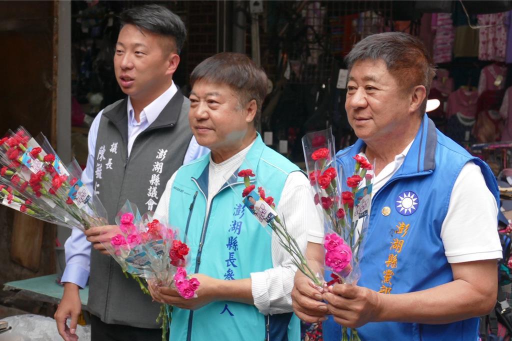 陈光复还待复原蓝营陈振中抢先勤跑基层发送康乃馨拼人气当民进党寻求连任的澎湖县