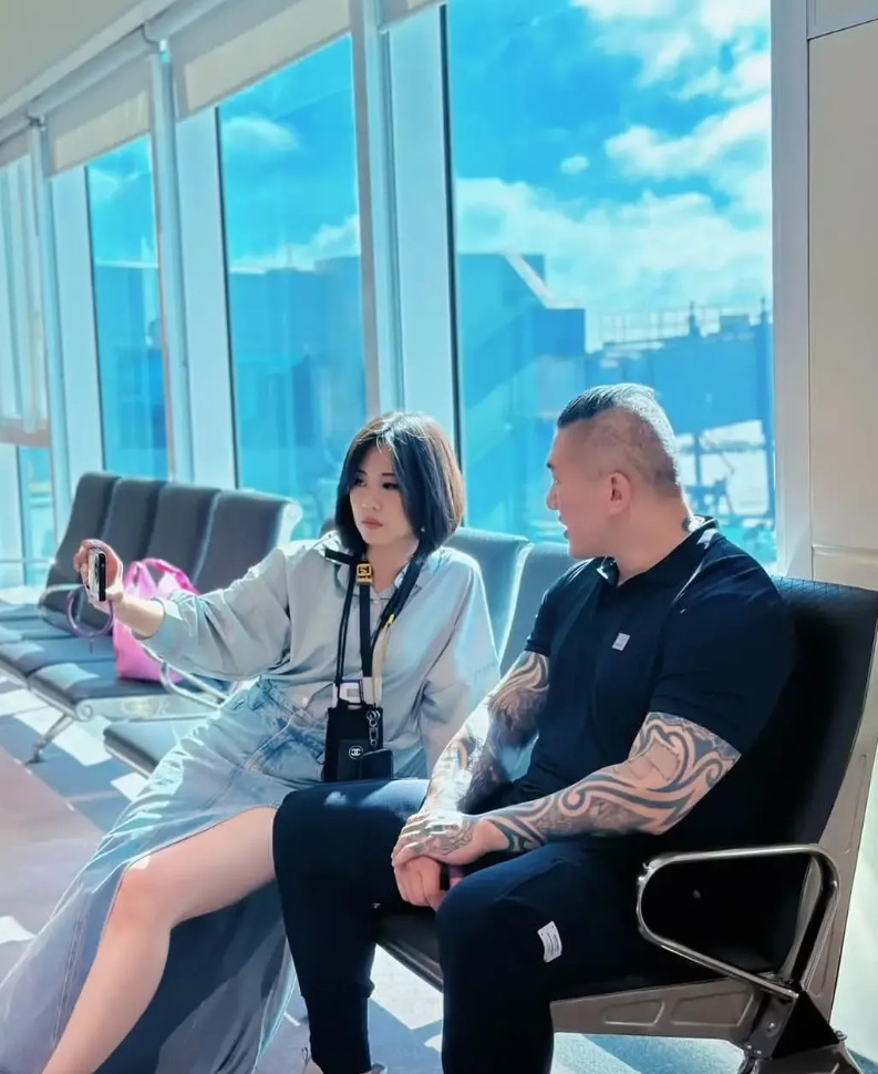 直播采访台湾网红馆长游大陆的中天何蕙榕主播这两天，台湾省顶流网红馆长来大陆上海