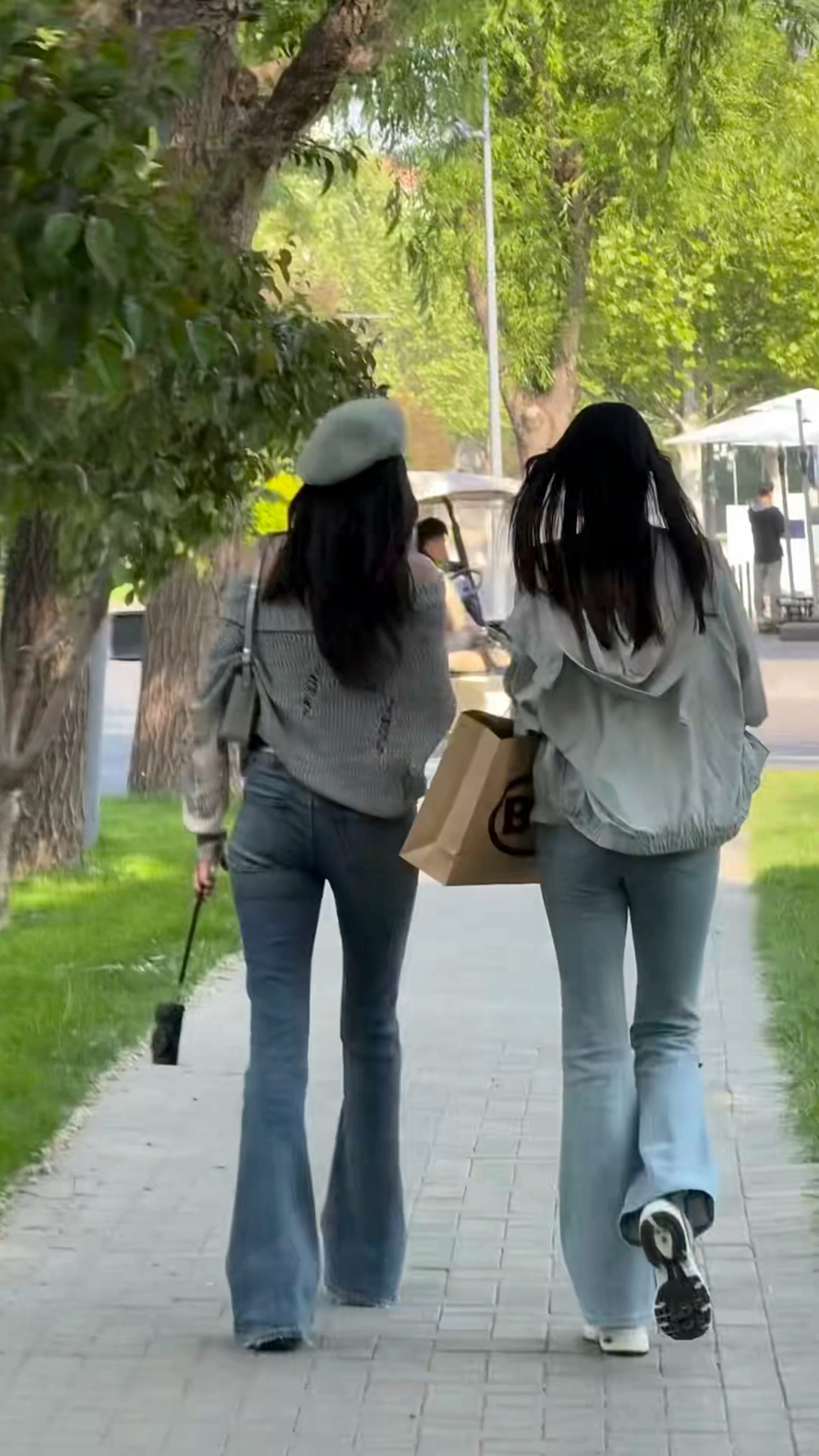 投稿偶遇王楚然刘令姿背影一看就是大美女​​​