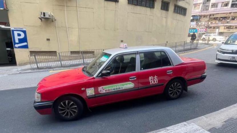 可恶！2025年6月3日报道，香港的士司机歧视内地人，故意熄火锁车，一度不顾孩子
