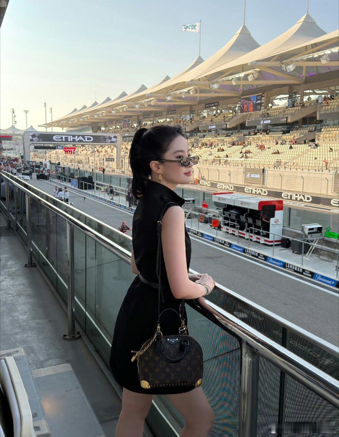 感觉刘亦菲真的不会显老，哪怕以后再上点年纪如果她不是明星，这照片拿出去跟女大有什