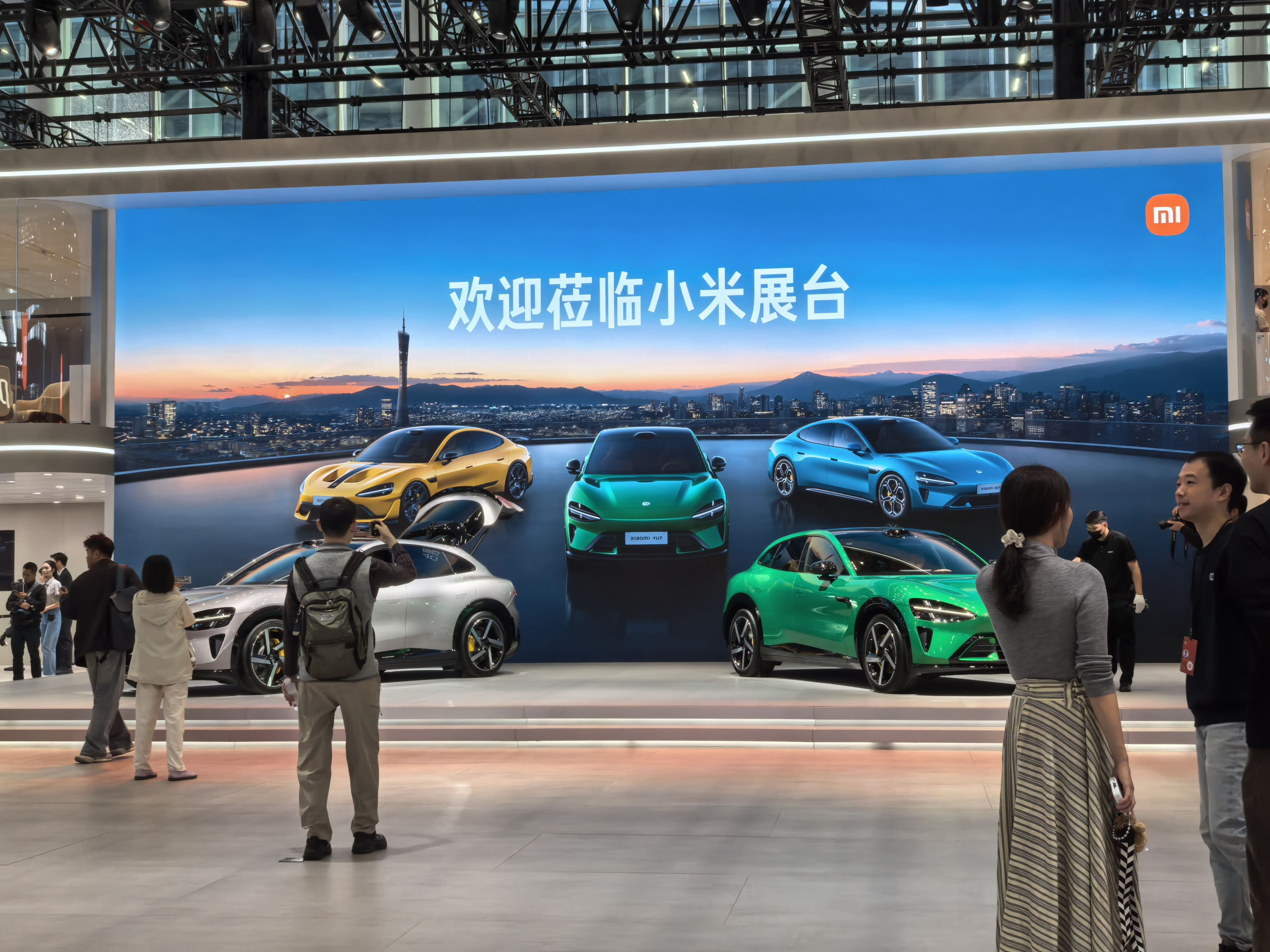 广州车展，小米展台，人也不少。最亮眼的还是这台加装很多配件的小米YU7。特别是