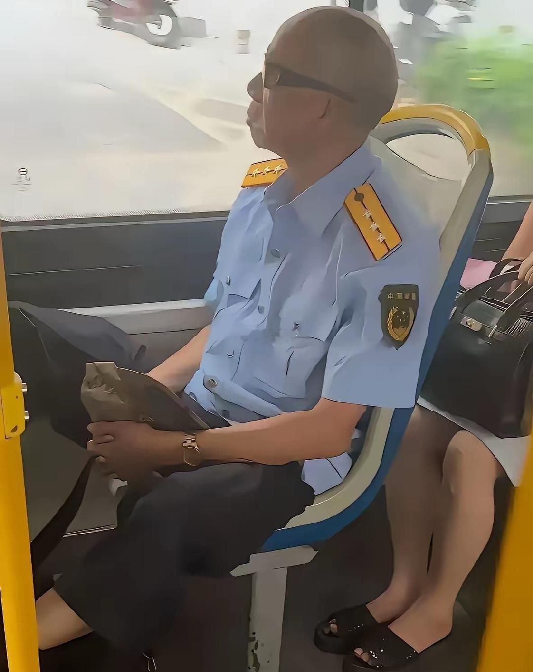 公交车上看到的大爷感觉来头不小