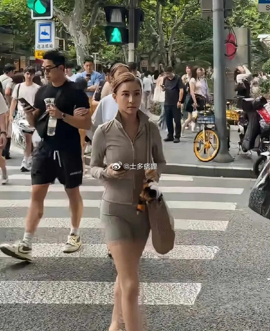 在上海街头看到何超莲，瘦瘦小小的