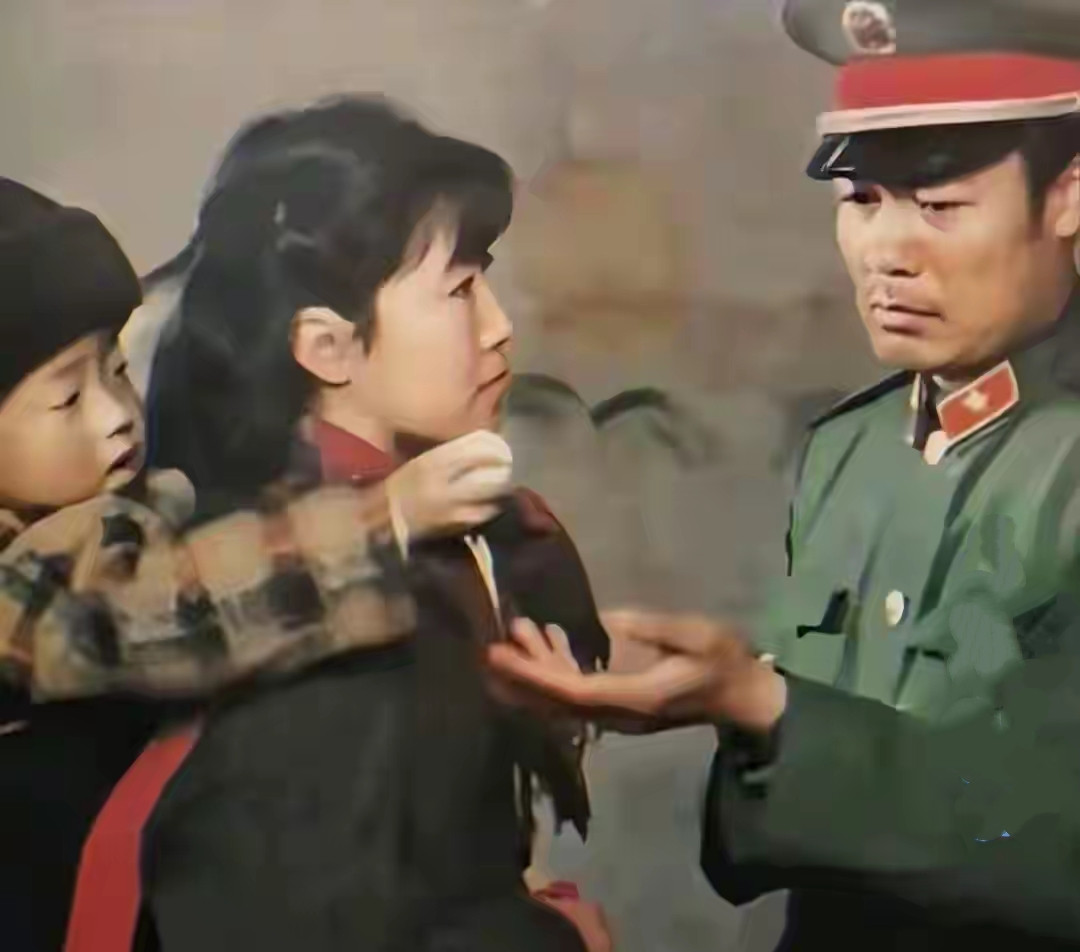 1985年春，时任昆明军区某部副连长王志忠（右一）回家探亲突然接到部队电报“火速