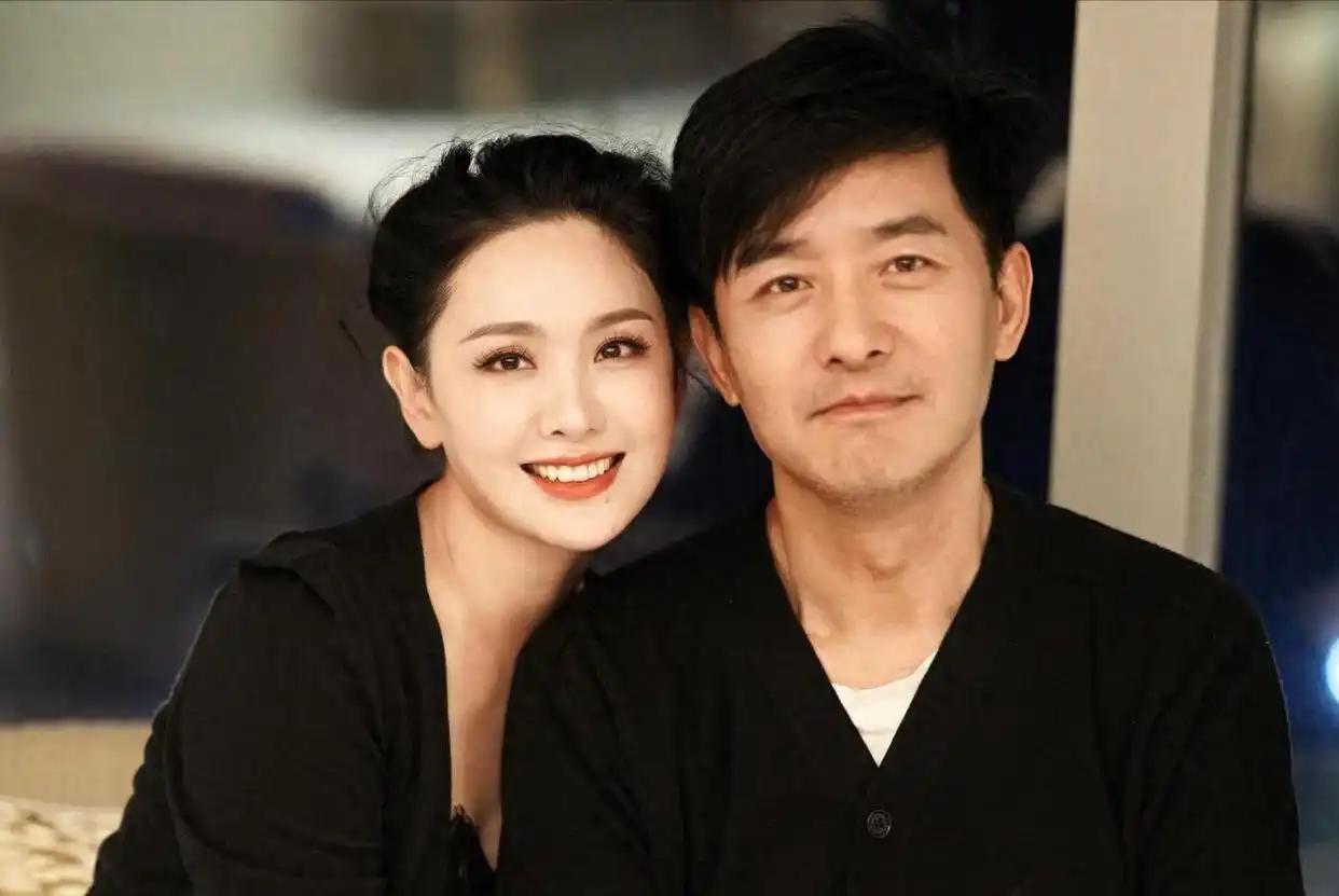 程莉莎，高调发文！10月4日，郭晓东刚刚淘汰，妻子程莉莎就高调喊话老公：她，