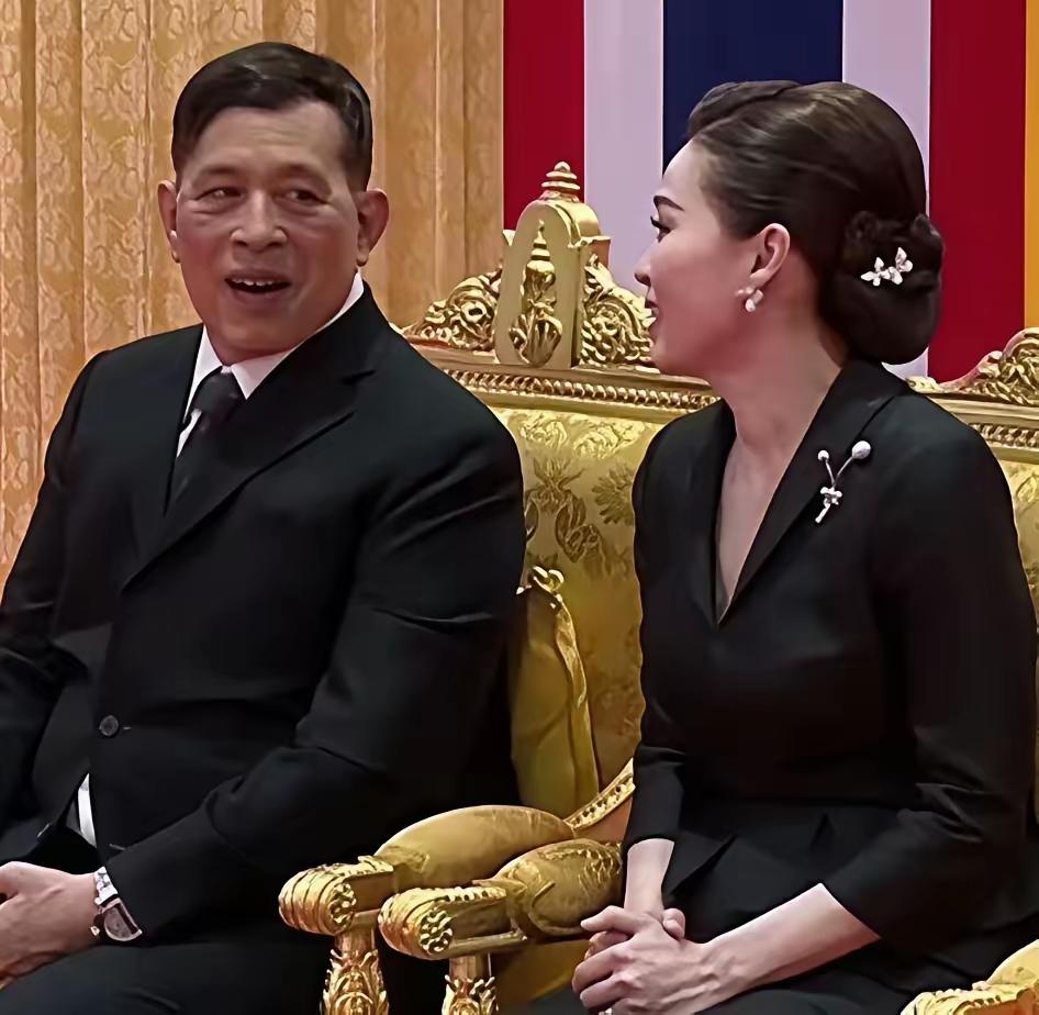 泰王这眼神，一看就离不开王后呀！苏提达能上位，除了颜值能耐外，还有一个最重要的