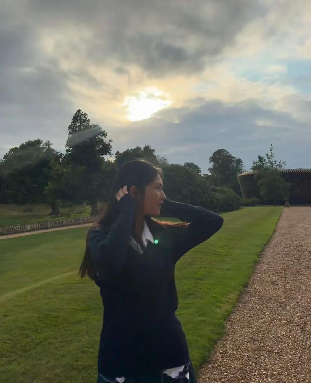 王诗龄晒英国女校校服照，被晒成小麦肤色，瘦了好多学校很漂亮！王诗龄晒出自己身穿学