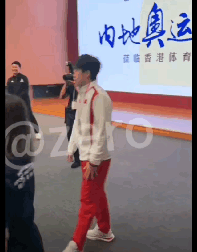 我敢说，没有八年的功底，根本不可能模仿的这么神似，莎莎绷直脚往前挪，身
