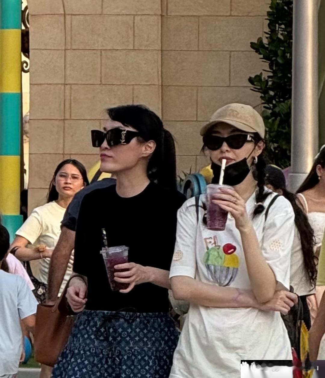 43岁唐嫣和老公女儿一起现身新加坡游玩，她的打扮好年轻，扎着两条麻花辫，少女感满