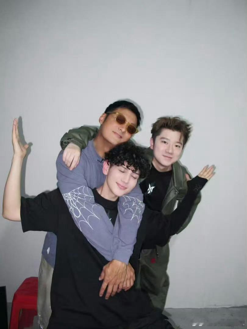 余文乐低音rap余文乐专业的人干专业的事披荆斩棘直播果然专业的人干专业的事，余