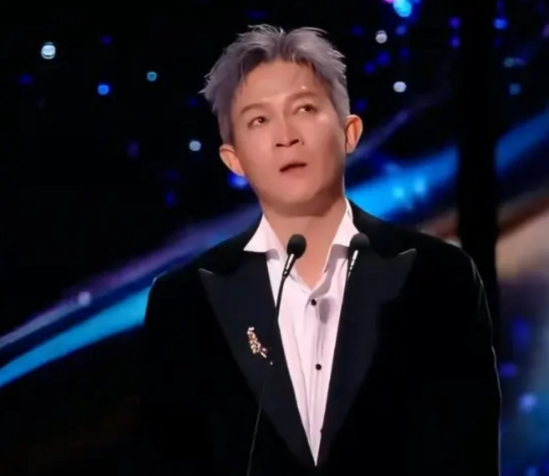 爱奇艺尖叫之夜，杨志刚看着有点喝多了，《唐诡3》获奖感言燃起来了。杨志刚在台上慷