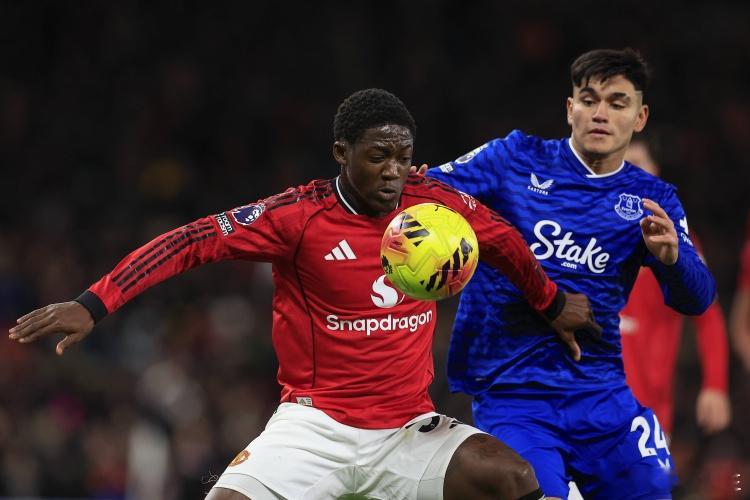 因斯：梅努想踢世界杯就得在冬窗离队，胖虎变老本该是他的机会12月13日讯曼联中